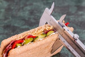 Počítání kalorií: Kalorické tabulky vs. Yazio, co je lepší pomocník? 