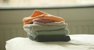 Přehledně složené oblečení minimalistického stylu — základy šatníku