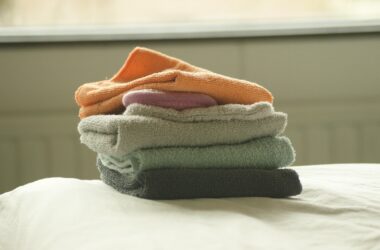 Přehledně složené oblečení minimalistického stylu — základy šatníku