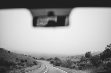 Výhled z čelního okna jedoucího auta jako dash cam