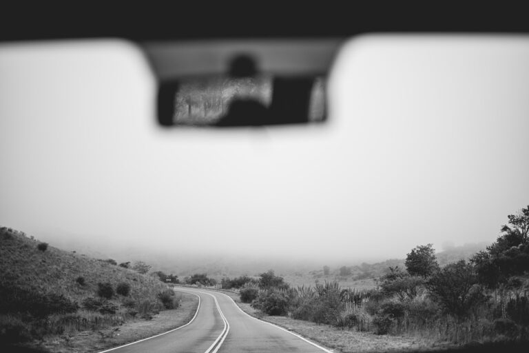 Výhled z čelního okna jedoucího auta jako dash cam