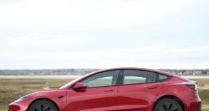Moderní osobní auto Hyundai nebo Kia na silnici