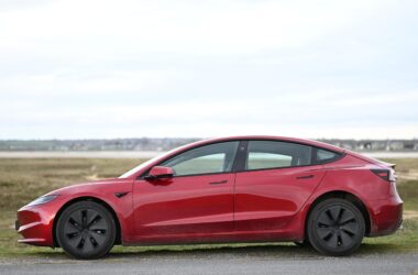 Moderní osobní auto Hyundai nebo Kia na silnici
