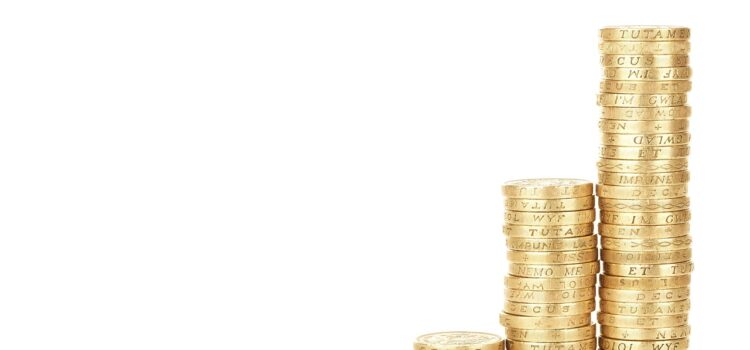 Zlaté mince a finanční grafy pro analýzu výsledků akcií
