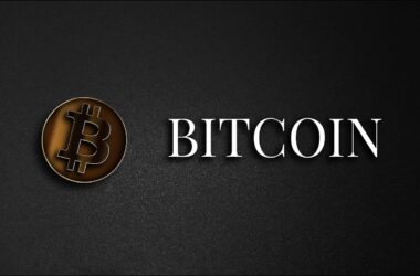 Zlatá Bitcoin mince symbolizující kryptoměnovou investici