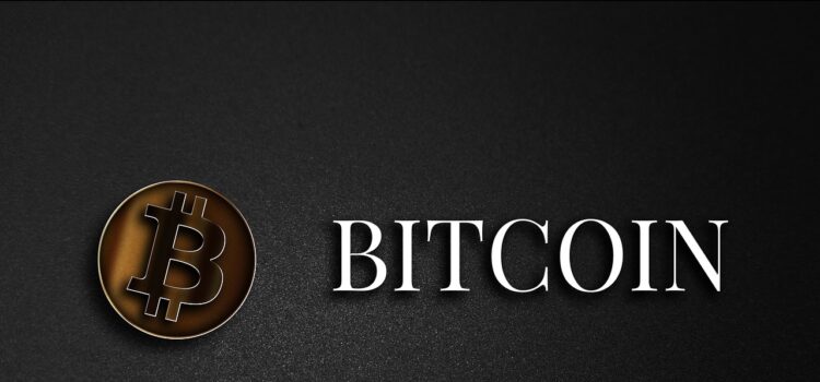Zlatá Bitcoin mince symbolizující kryptoměnovou investici