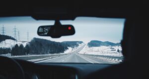 Auto připravené na dlouhou cestu po dálnici