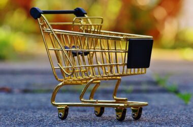 Nákupní vozík plný potravin v supermarketu