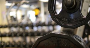 Kettlebell a činka na podlaze — silový trénink doma nebo v posilovně