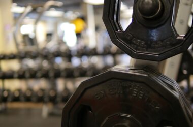 Kettlebell a činka na podlaze — silový trénink doma nebo v posilovně