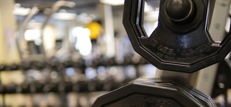Kettlebell a činka na podlaze — silový trénink doma nebo v posilovně