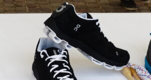 Sportovní běžecké boty Nike nebo Adidas na dráze