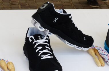 Sportovní běžecké boty Nike nebo Adidas na dráze