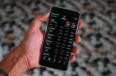 Smartphone s investiční aplikací pro sledování portfolia