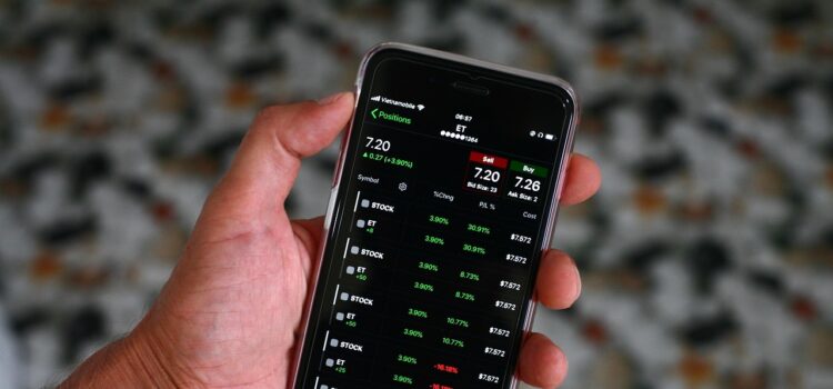 Smartphone s investiční aplikací pro sledování portfolia