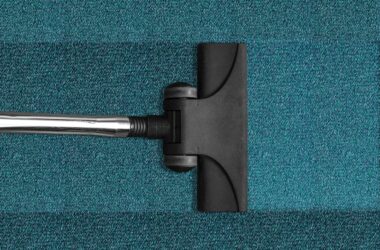 Robotický vysavač Roomba nebo Roborock při čištění podlahy