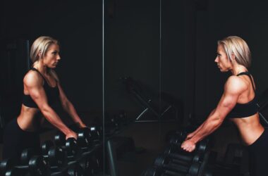 Cvičení v posilovně — sport a fitness bez vysokých nákladů