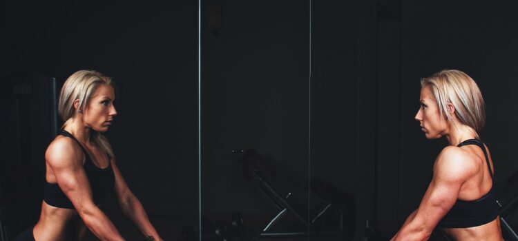 Cvičení v posilovně — sport a fitness bez vysokých nákladů