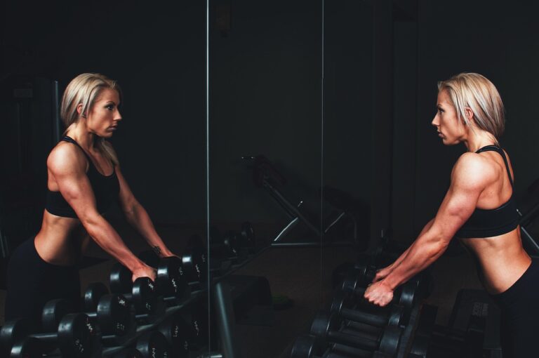 Cvičení v posilovně — sport a fitness bez vysokých nákladů