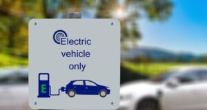 Elektromobil Tesla nebo Škoda Enyaq při nabíjení