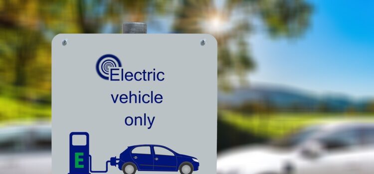 Elektromobil Tesla nebo Škoda Enyaq při nabíjení