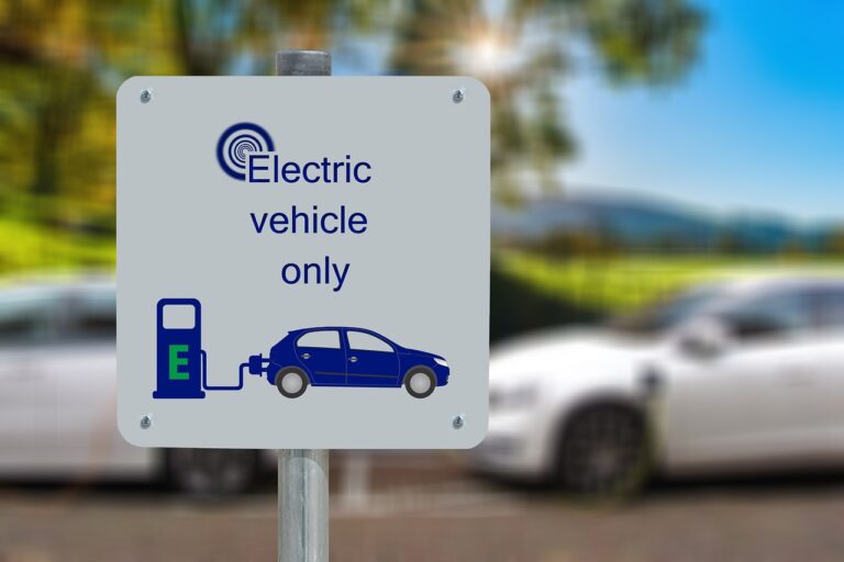 Elektromobil Tesla nebo Škoda Enyaq při nabíjení
