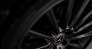 Osobní auto jedoucí po zasněžené zimní silnici — test zimních pneumatik