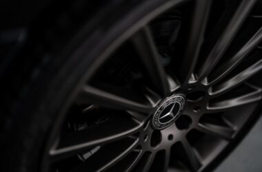 Osobní auto jedoucí po zasněžené zimní silnici — test zimních pneumatik