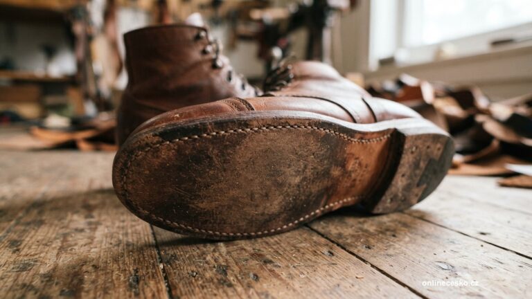 Detail seve a podrazky kozene boty
